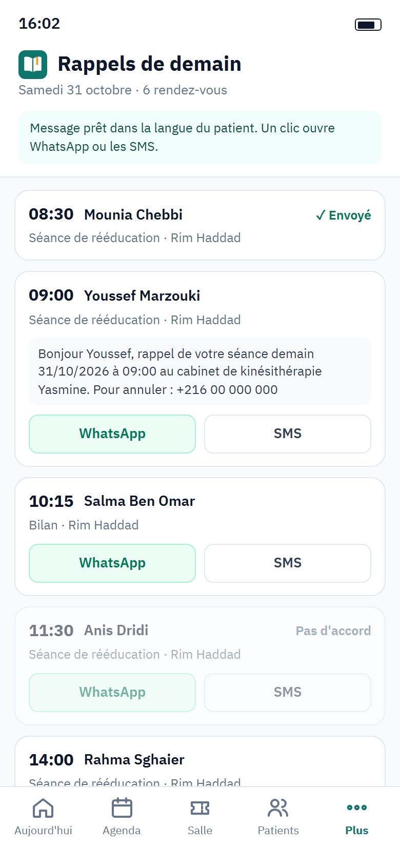 Téléphone d'un cabinet de kinésithérapie affichant les rappels de demain : pour chaque patient l'heure, la séance, le message prêt et les boutons WhatsApp et SMS ; un rappel est marqué envoyé, un patient sans accord est grisé.